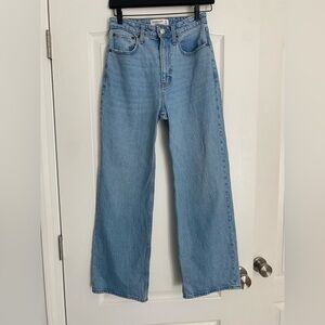 A&F Curve Love Light Blue 90’s Relaxed High Rise Jeans Size 26/2 Short